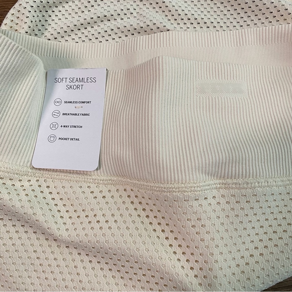 Victoria’s Secret NWT XS Cream Perforated Mini Skirt - Picture 4 of 5